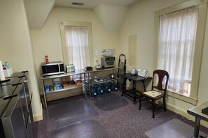 Kahvin-/teenkeitin, ruokailupöytä