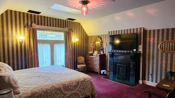 1 bedroom, desk, WiFi, bed sheets