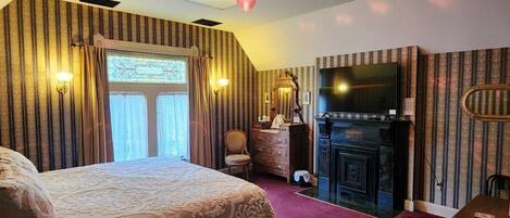 1 bedroom, desk, WiFi, bed sheets