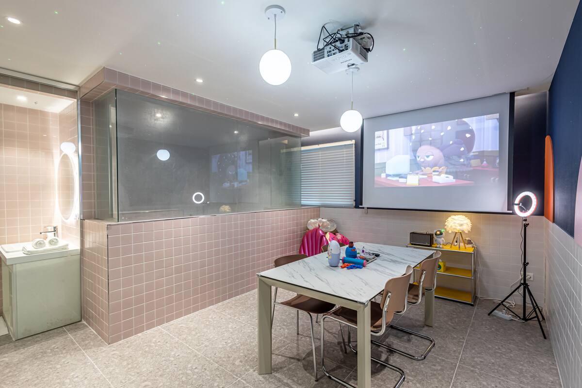 Duplex Double Party Room202 (2nd Floor + 3rd Floor, 2 Bathrooms) | 1 間臥室、高級寢具、羽絨被、筆電工作空間
