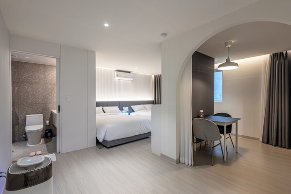 Duplex Double Party Room 201 (2nd Floor + 3rd Floor, 2 Bathrooms) | 1 室のベッドルーム、高級寝具、羽毛の掛け布団、客室ごとに異なる装飾