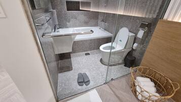Duplex Double Party Room205 (Duplex , 2 Bathrooms) | Bathroom | Combined shower/tub, spring water tub, designer toiletries, hair dryer