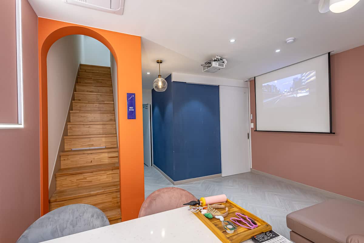 Duplex Double Party Room205 (Duplex , 2 Bathrooms) | 起居區 | 60-吋 LCD 液晶電視、數位頻道、電視遊樂器、Netflix