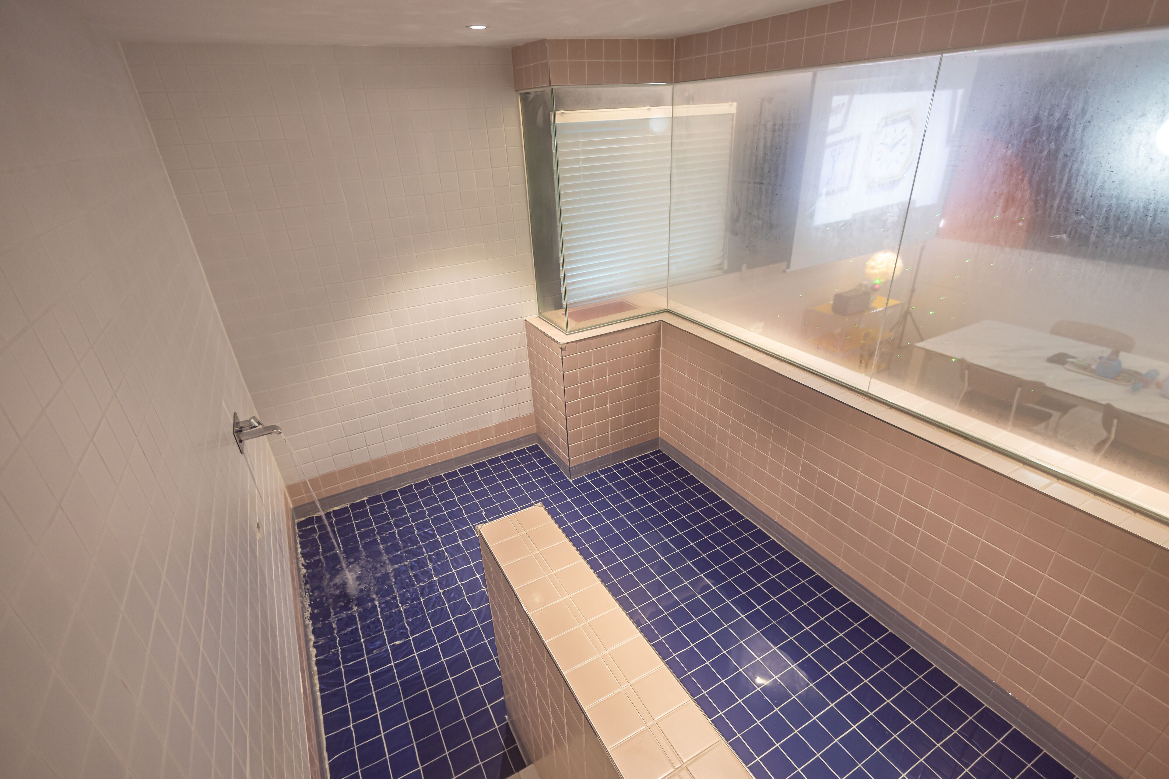 Duplex Double Party Room202 (2nd Floor + 3rd Floor, 2 Bathrooms) | 1 makuuhuone, ylelliset vuodevaatteet, untuvapeitot