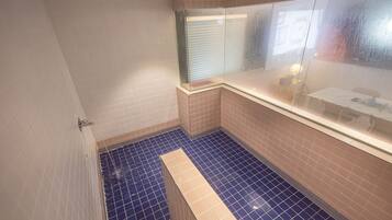 Duplex Double Party Room202 (2nd Floor + 3rd Floor, 2 Bathrooms) | 1 makuuhuone, ylelliset vuodevaatteet, untuvapeitot