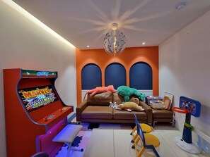 Duplex Double Kids Room (randomly Assigned) | リビング エリア | 60 インチの液晶テレビ (デジタル放送視聴可)、テレビゲーム機、Netflix
