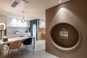 Duplex Double Party Room206 (2nd Floor + 3rd Floor, 2 Bathrooms) | リビング エリア | 60 インチの液晶テレビ (デジタル放送視聴可)、テレビゲーム機、Netflix