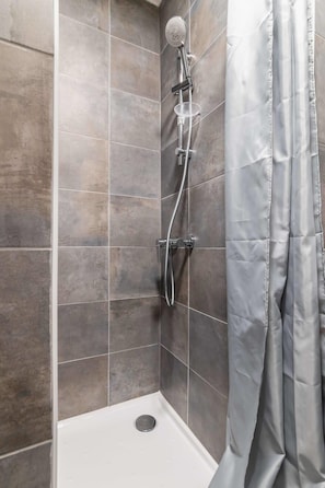 Shower, hair dryer, towels, shampoo