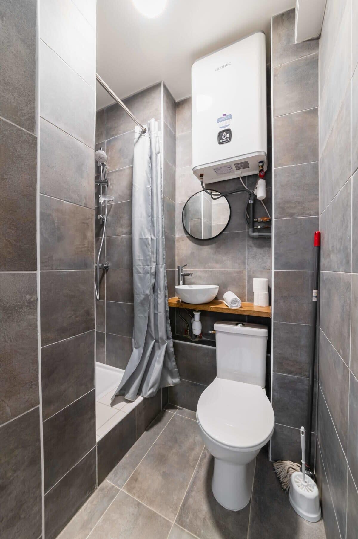 Douche, sèche-cheveux, serviettes fournies, shampoing