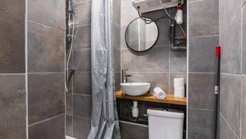 Douche, sèche-cheveux, serviettes fournies, shampoing