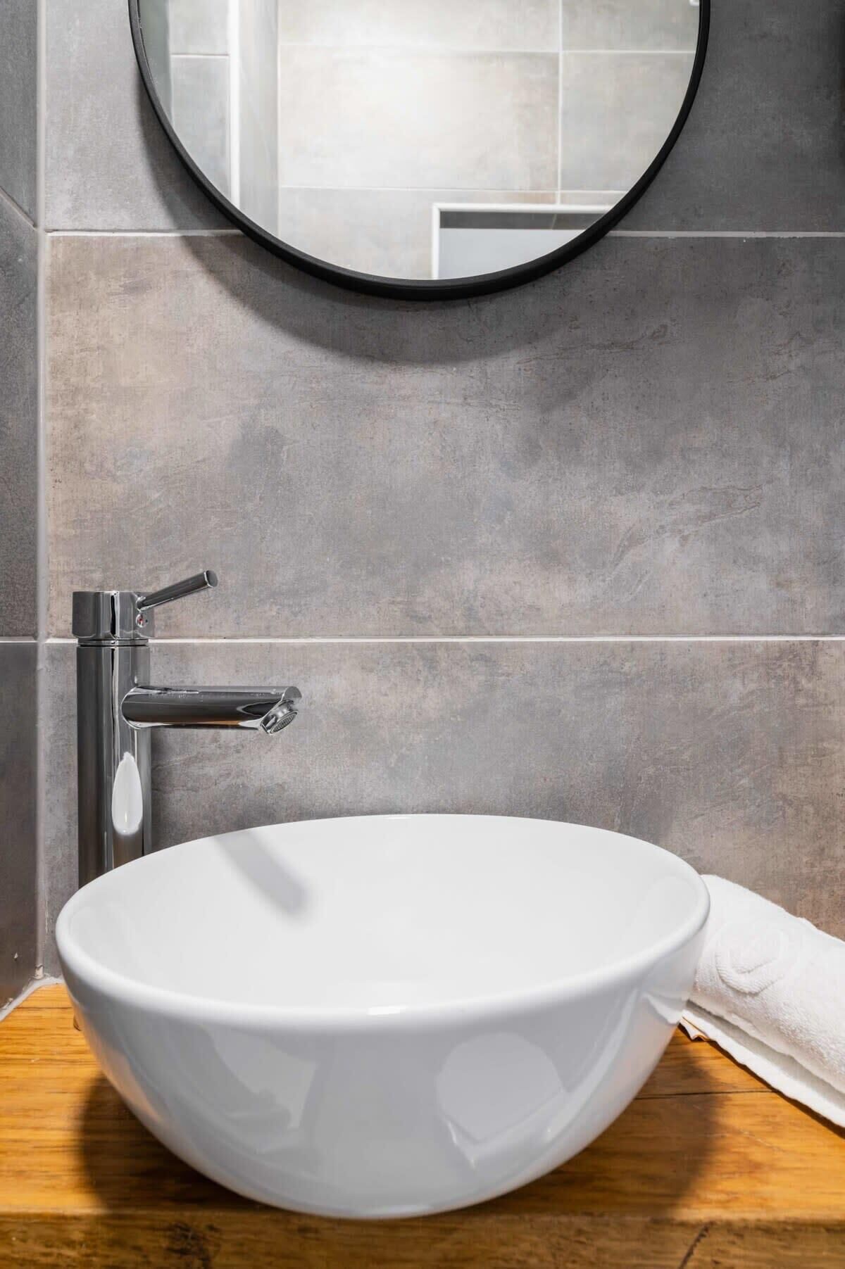 Een douche, een haardroger, handdoeken, shampoo