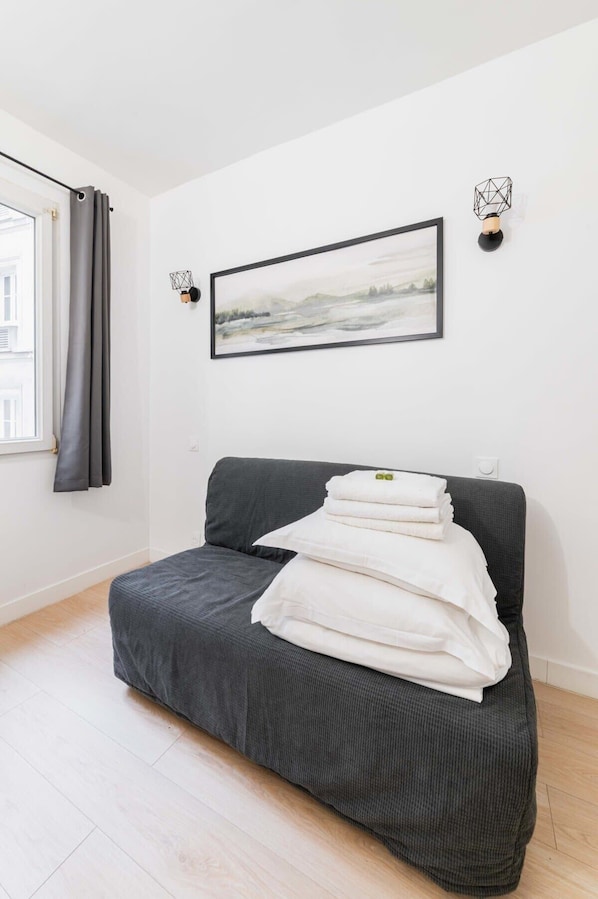 Iron/ironing board, bed sheets