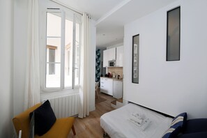 Iron/ironing board, WiFi, bed sheets