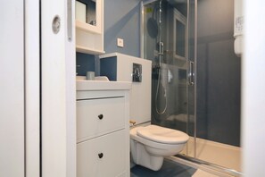Shower, hair dryer, towels, shampoo