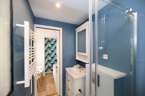 Ducha, secador de pelo y toallas