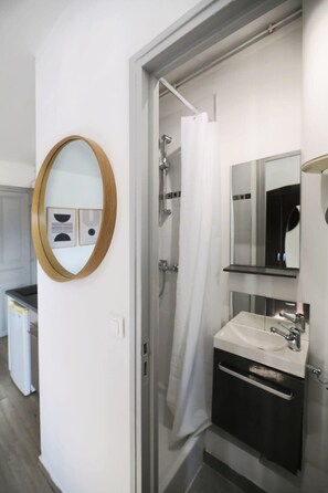Shower, hair dryer, towels - Studio moderne hopital Cochin - Paris 13 - 2P (Paris)
