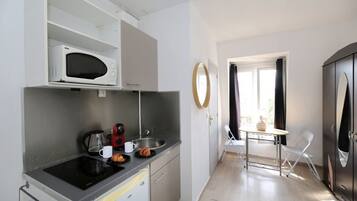 Fridge, microwave, stovetop, coffee/tea maker