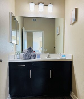 Haartrockner, Handtücher, Seife, Shampoo