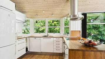 Fridge, microwave, dishwasher, cookware/dishes/utensils