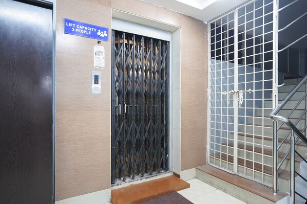 Lift - iROOMZ Grand Aarvi Suites (Hyderabad)