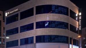 A multi-story building with the signage "DK Airport Hotel" and "Motel DK Airport Hotel". - DK INCHEON AIRPORT HOTEL (Incheon)