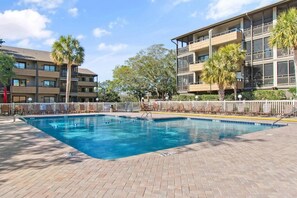 A swimming pool with a brick deck, surrounded by lounge chairs and palm trees. - Mariners Cove w/ Water Views, Near Beach, 3 Beds (Myrtle Beach)