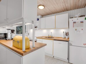 Refrigerador, microondas, lavavajillas y utensilios de cocina