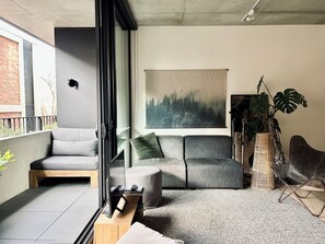 Smart TV - Bentwood Luxe - Architectural Apartment in Fitzroy (Fitzroy)