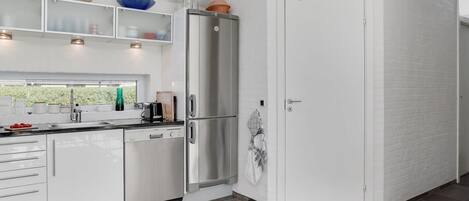 ثلاجة، فرن، غسالة أطباق، كرسي للأطفال