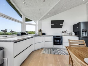 Kühlschrank, Ofen, Geschirrspüler, Hochstuhl