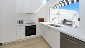 Micro-ondes, four, plaque de cuisson, lave-vaisselle
