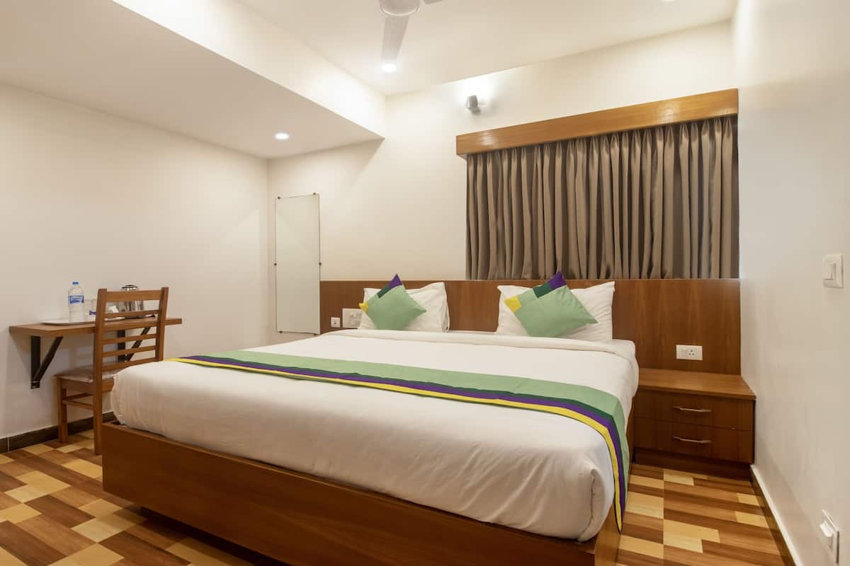 Quarto econômico | Cofres nos quartos, escrivaninha, ferros/tábuas de passar roupa