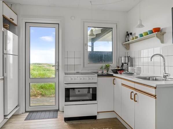 Køleskab, ovn, opvaskemaskine, køkkentøj/tallerkener/redskaber