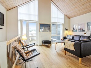 TV, fireplace, DVD player