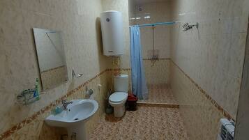 Douche, sèche-cheveux, serviettes fournies, savon