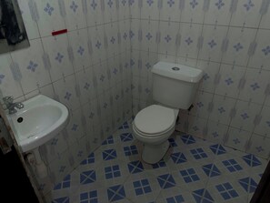 Comfort Apartment, 2 Bedrooms | Bathroom | Shower, rainfall showerhead, free toiletries, towels - Olive Palm Suites Jinja (Jinja)