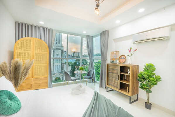Appartement Deluxe | Lit avec matelas à plateau-coussin, fer et planche à repasser