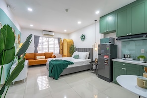 Luxury Studio | 1 bedroom, pillowtop beds, iron/ironing board, free WiFi