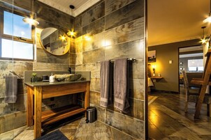 Elite Apartment | Bathroom | Shower, rainfall showerhead, hair dryer, towels