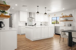 Fridge, microwave, oven, stovetop - New Paradise Listing - Resort Pool, Putting, Game Room (Scottsdale)