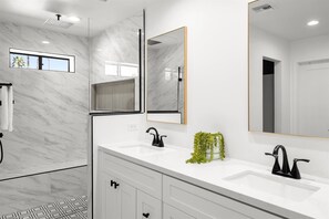Bruser, hårtørrer, bidet, håndklæder