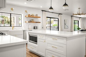 Fridge, microwave, oven, stovetop - New Paradise Listing - Resort Pool, Putting, Game Room (Scottsdale)