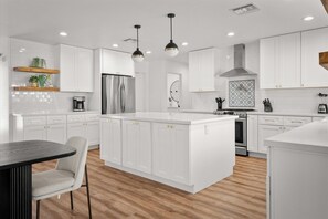 Fridge, microwave, oven, stovetop - New Paradise Listing - Resort Pool, Putting, Game Room (Scottsdale)