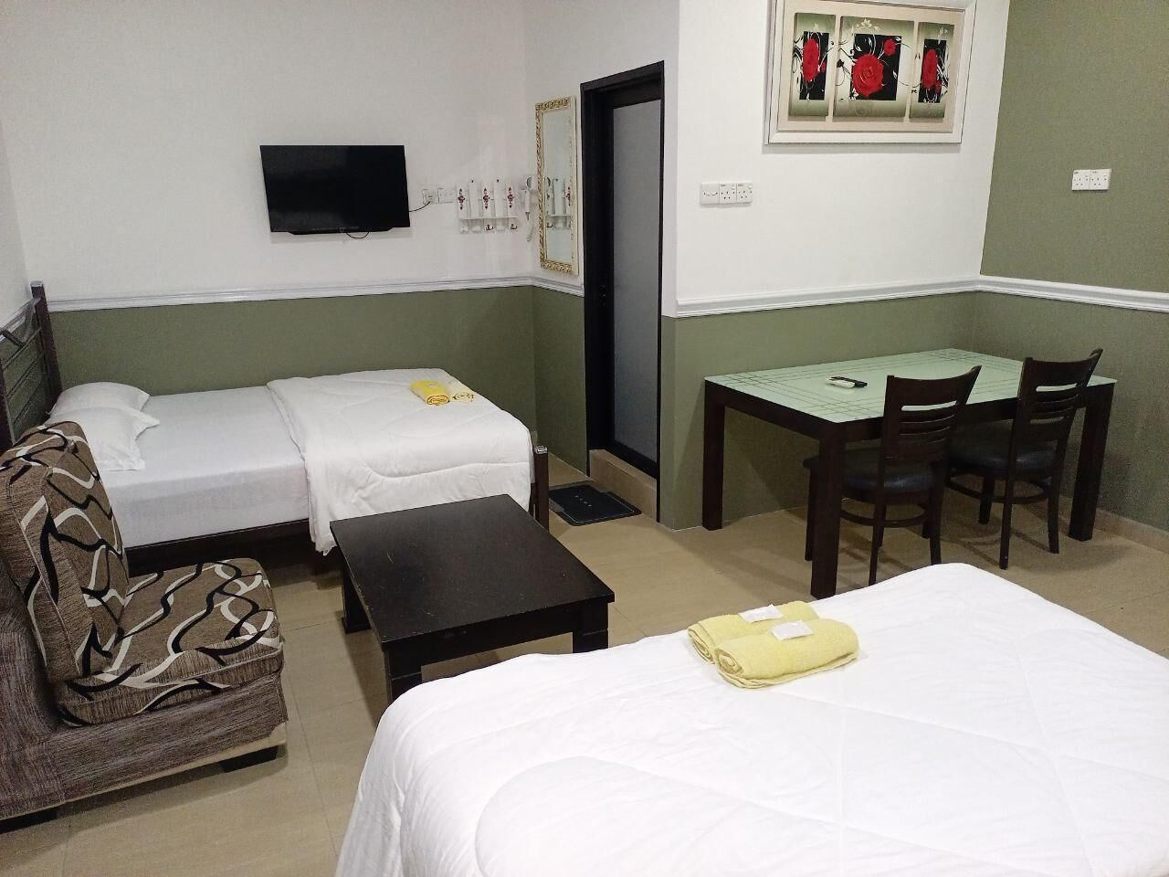 Family Room | Desk, free WiFi, bed sheets