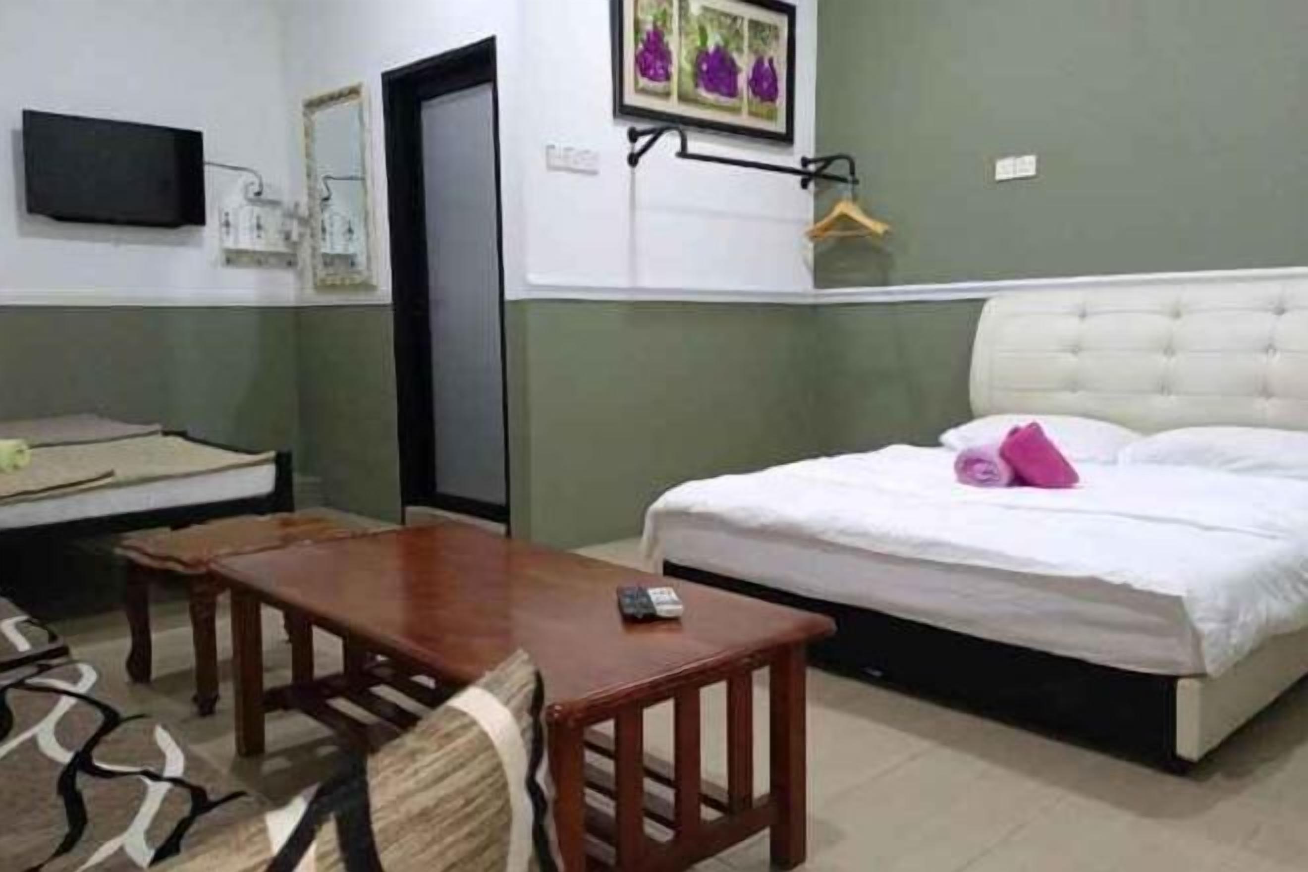 Een bureau, gratis wifi, beddengoed