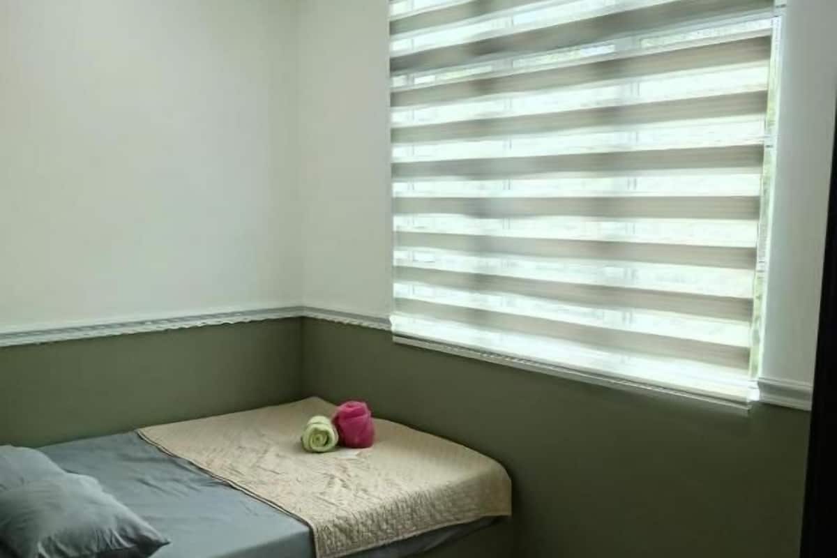 Desk, free WiFi, bed sheets