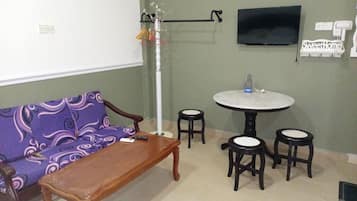 Family Quadruple Room | Desk, free WiFi, bed sheets