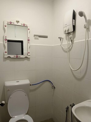Shower, rainfall showerhead, hair dryer, towels - Hotel Seri Intan Tampin (Tampin)