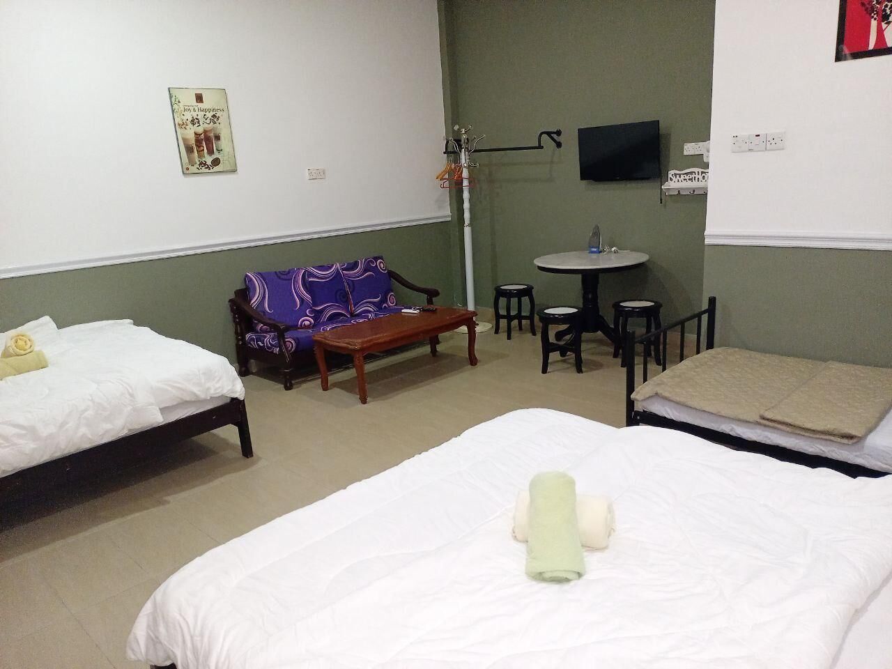 Family Quadruple Room | Desk, free WiFi, bed sheets