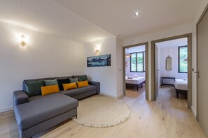 5 bedrooms, iron/ironing board, free WiFi, bed sheets